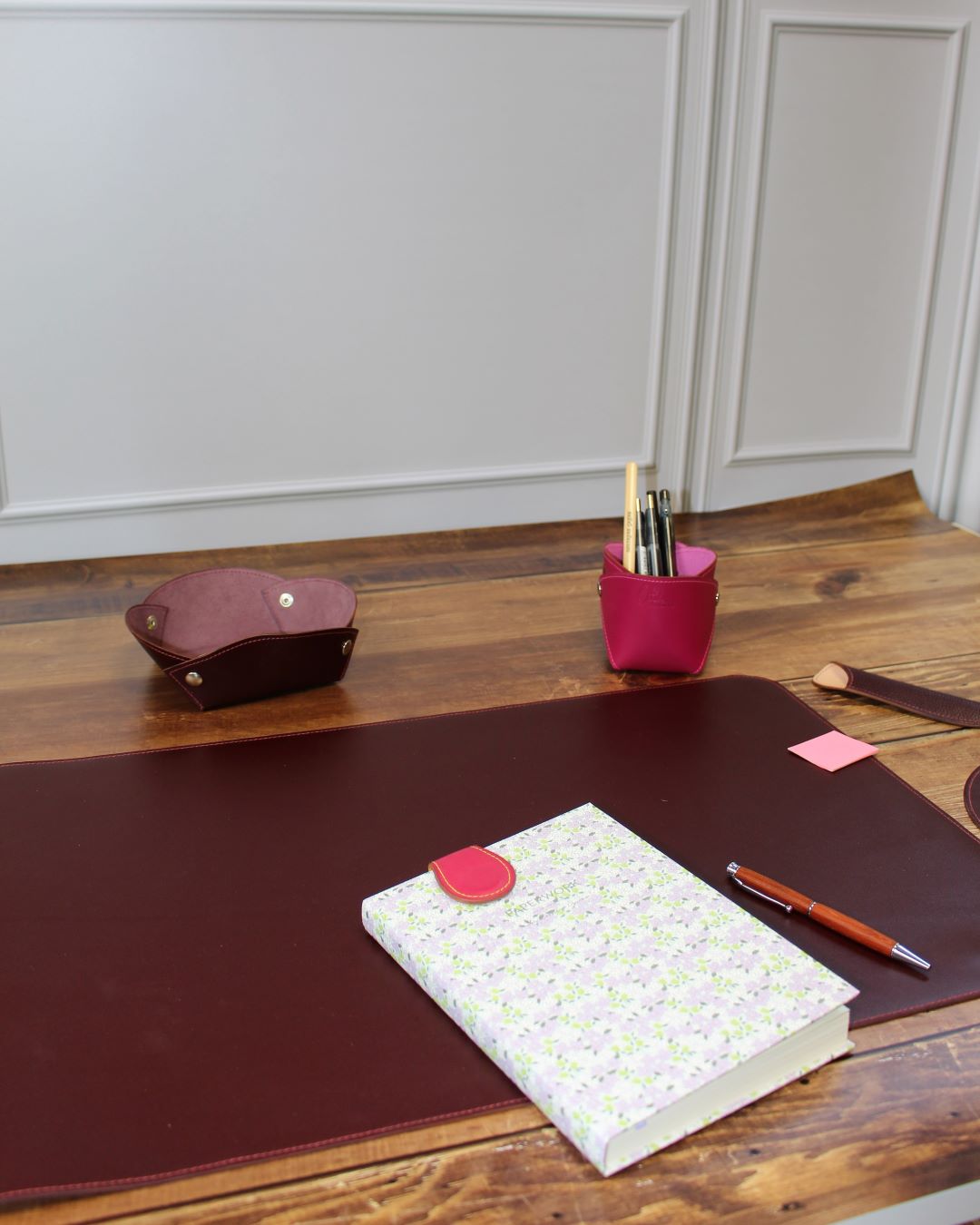 Sous-main-en-cuir-personnalisable Sous main en cuir pleine fleur bordeaux personnalisable avec couture contrastée rose