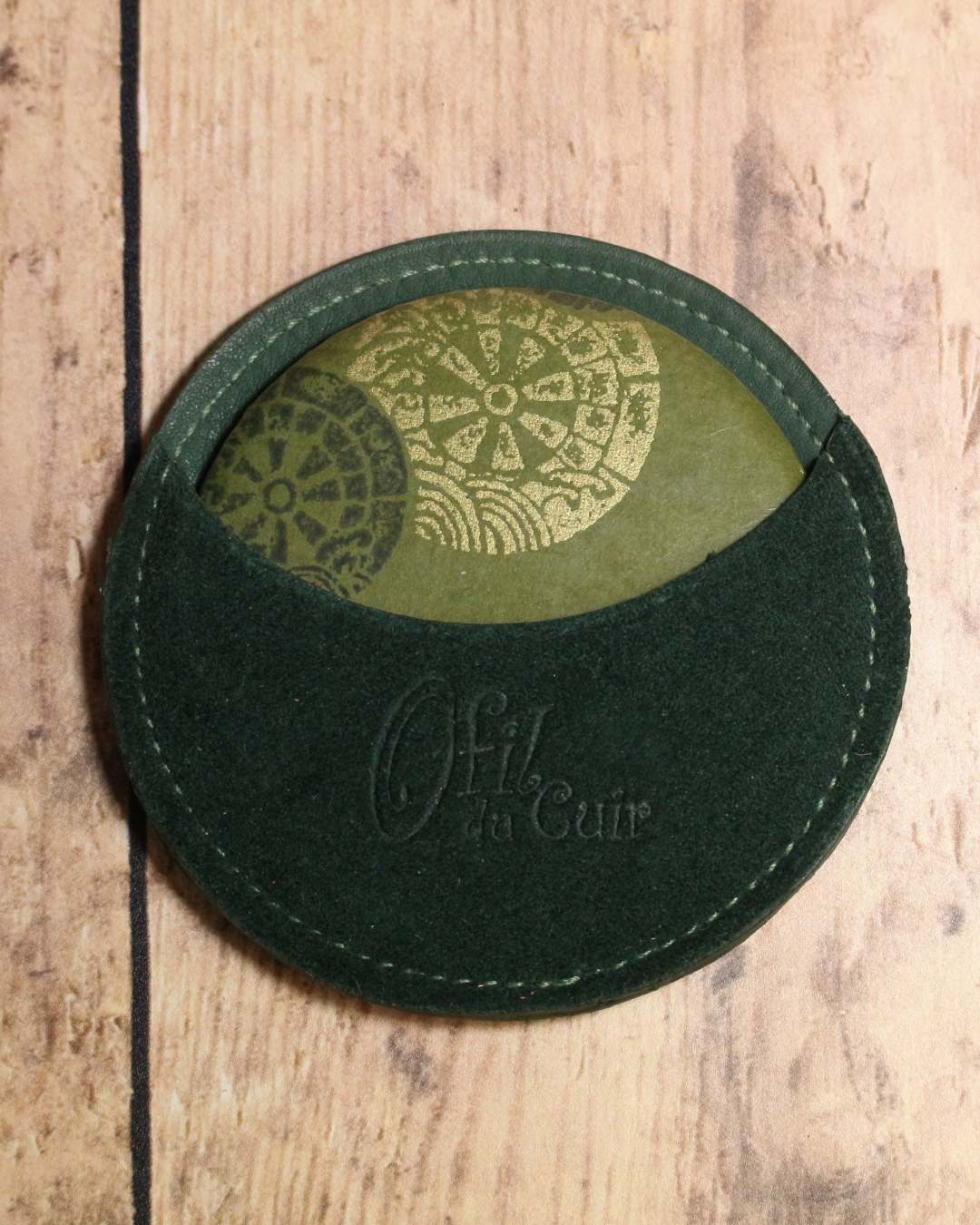Miroir-de-poche-en-cuir-vert Miroir de poche en papier japonais et son étui en cuir en veau velours vert