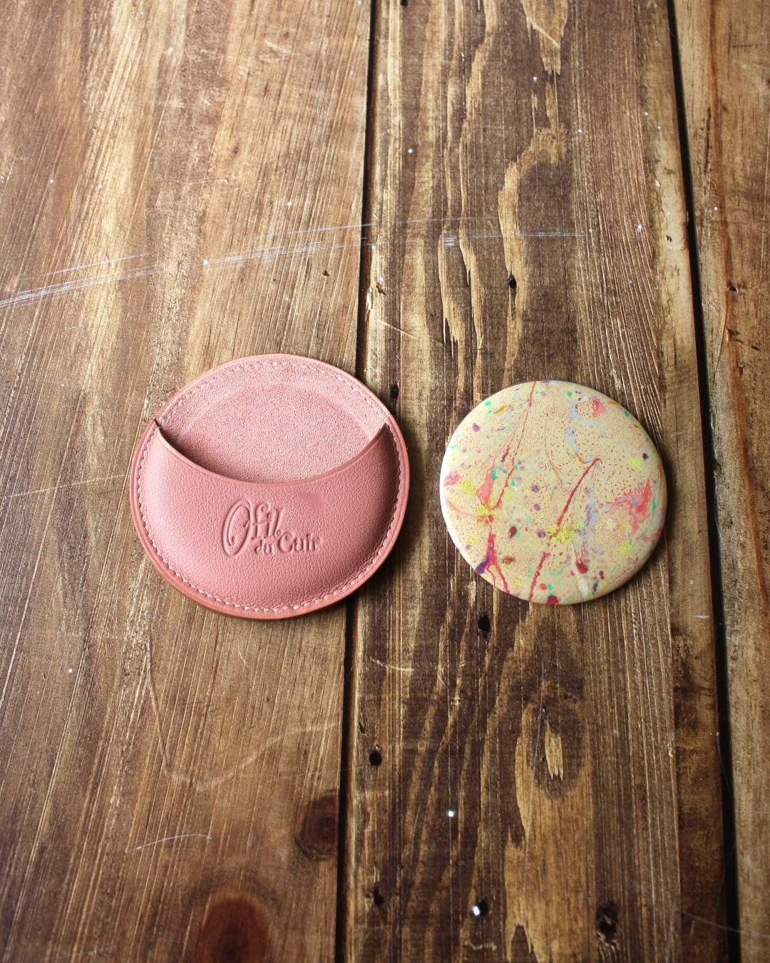 Miroir-de-poche-en-cuir-vieux-rose Miroir rond en papier japonais avec étui en cuir vieux rose