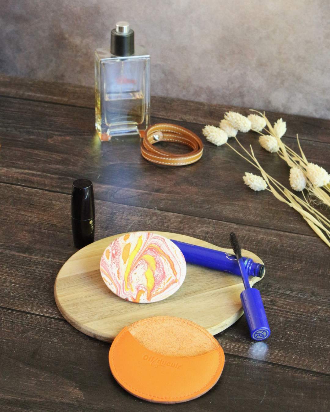 Miroir-de-poche-rond-en-papier-japonais-et-cuir Miroir rond de poche en papier marbré avec son étui en cuir orange