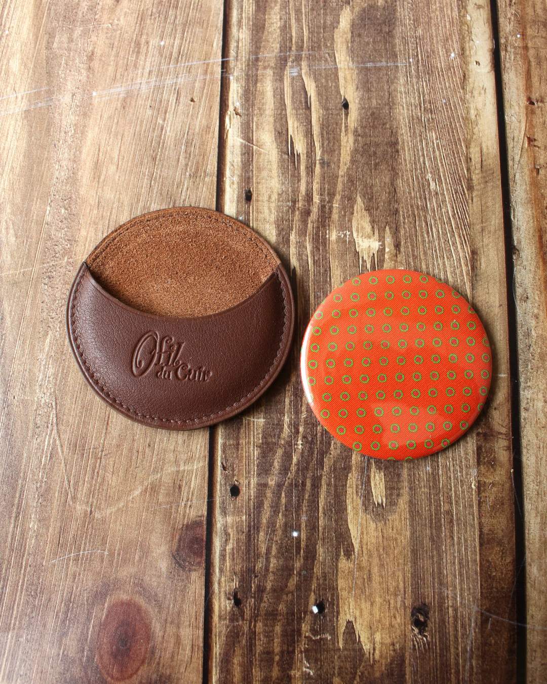 Miroir-rond-marron-tissu-africain Miroir rond en tissu africain petit pois orange avec étui en cuir marron
