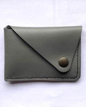 Porte carte en cuir réalisé lors d'un atelier créatif