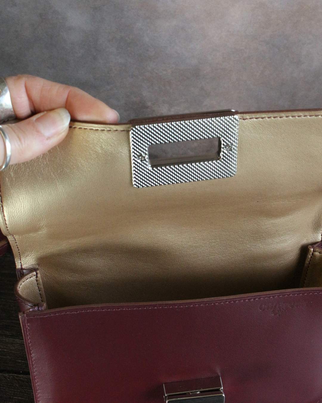 Petit-sac-bandouliere-doublure-doee Petit sac en cuir prune doublé en cuir d'agneau doré