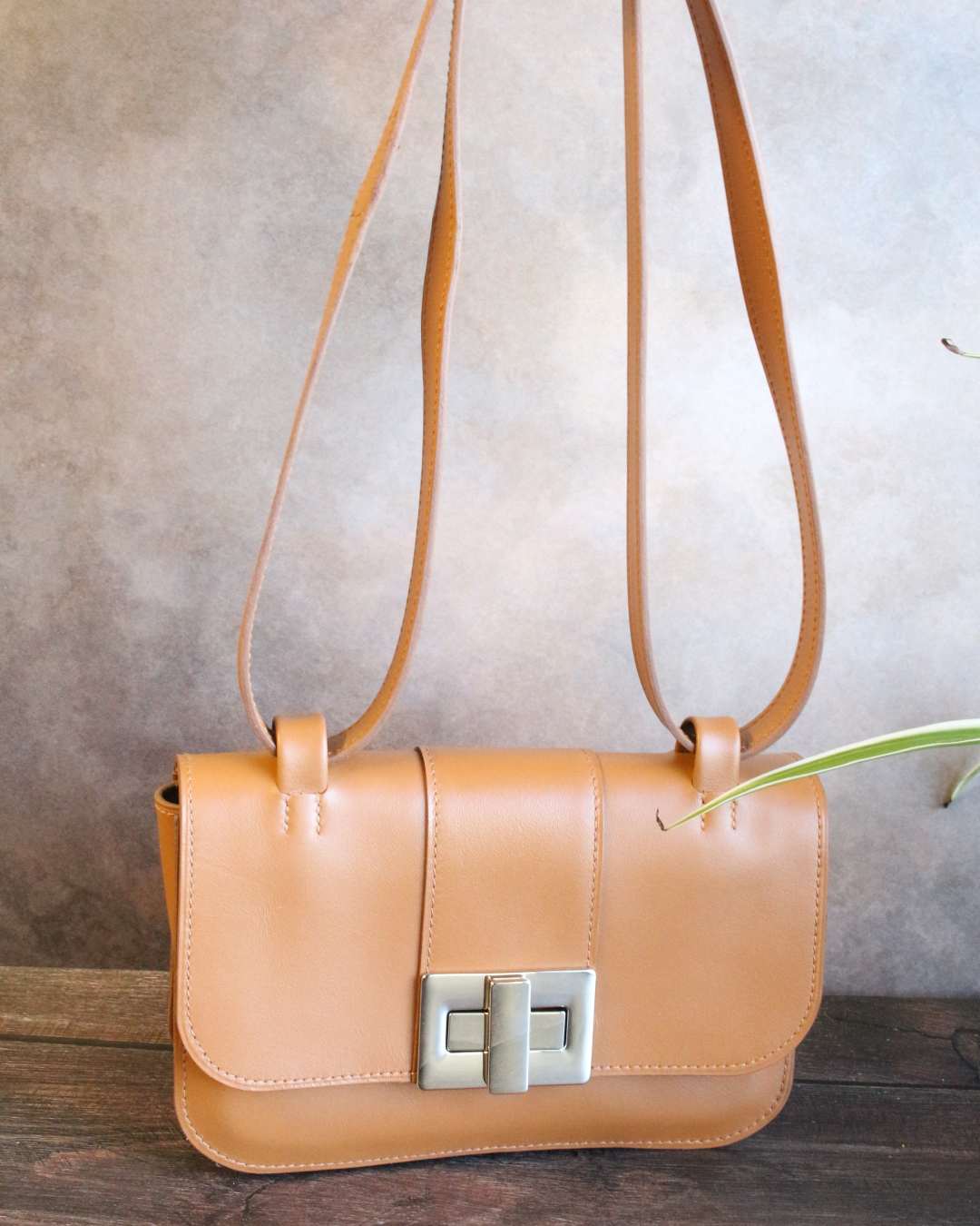 Petit-sac-bandouliere-en-cuir-camel Petit sac bandoulière en cuir camel avec un gros fermoir à tourniquet en nickelé