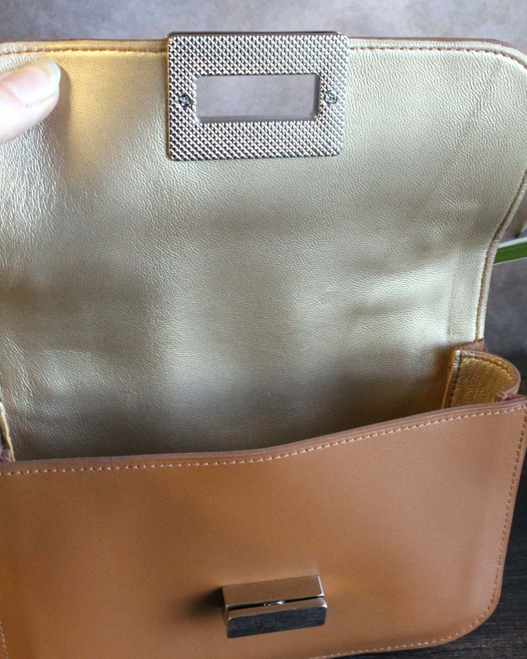 Petit-sac-de-soiree-en-cuir Petit sac à main de soirée en cuir pleine fleur camel et intérieur en cuir d'agneau doré irisé