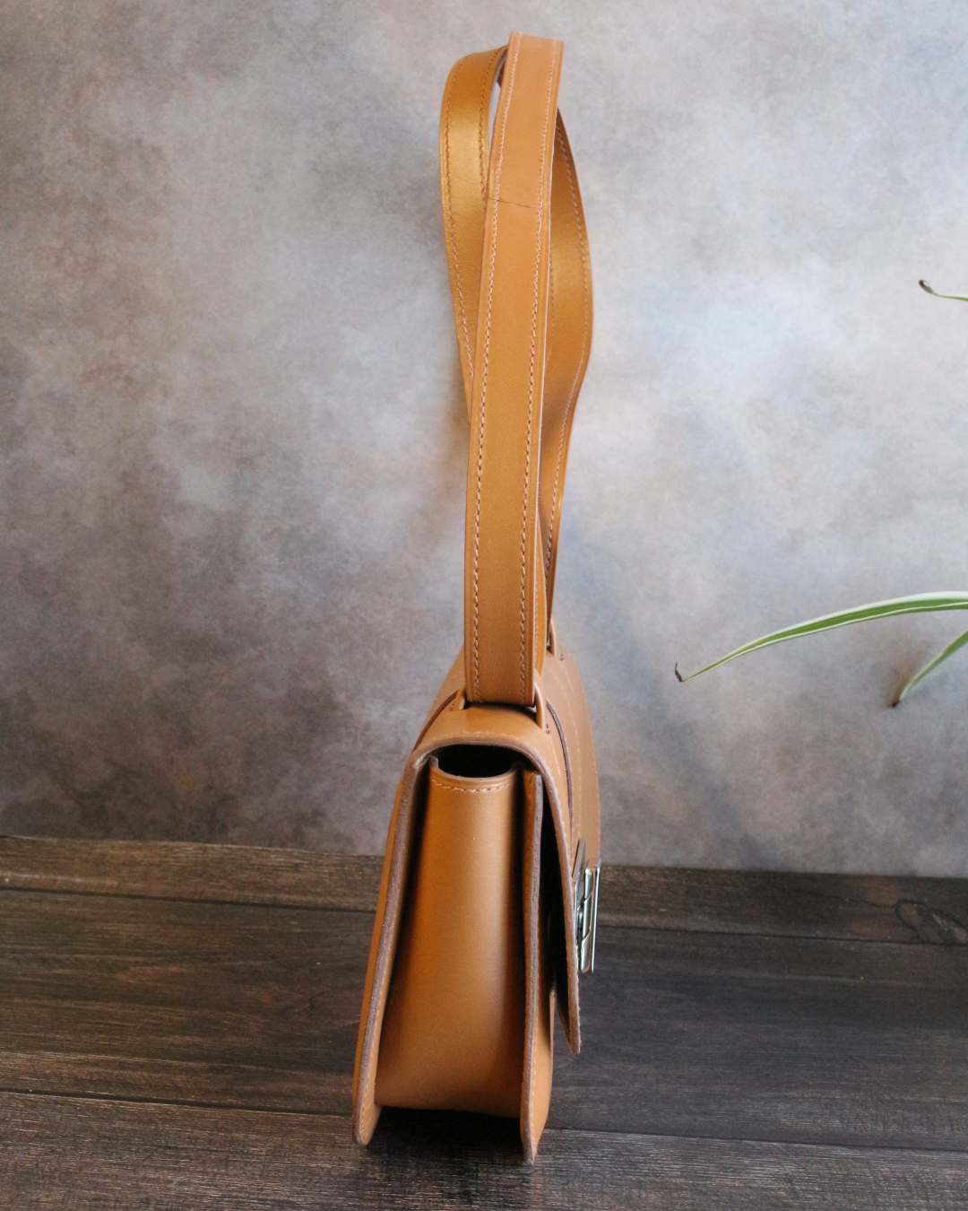 Petite-sac-a-maine-en-cuir Petit sac à main en cuir camel se porte en bandoulière