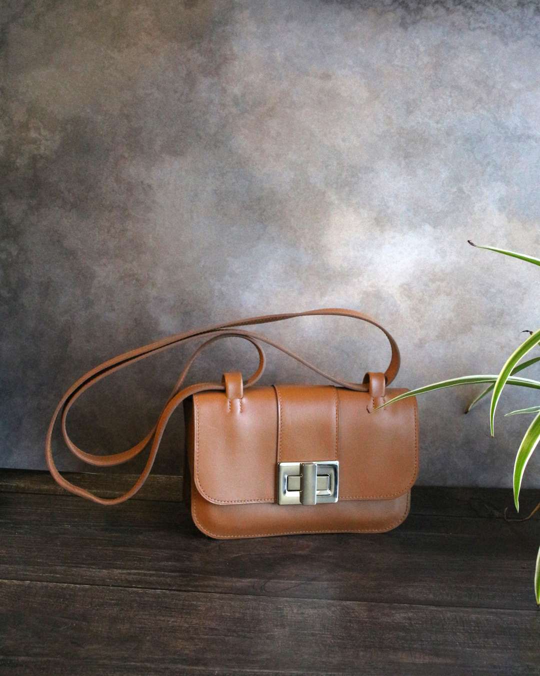 Sac-bandouliere-en-cuir-camel Sac bandoulière en cuir pleine fleur camel avec une bandoulière infinie