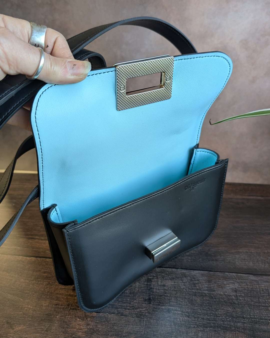 petit-sac-a-main-en-cuir-noir-double-cuir-bleu Petit sac à main en cuir noir intérieur doublé en cuir d'agneau bleu