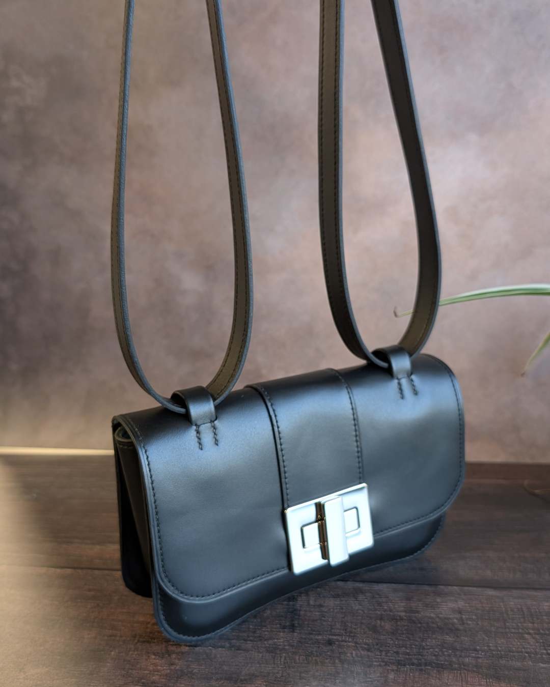 petit-sac-a-main-en-cuir-noir Petit sac en cuir noir pleine fleur avec un gros fermoir tourniquet nickelé