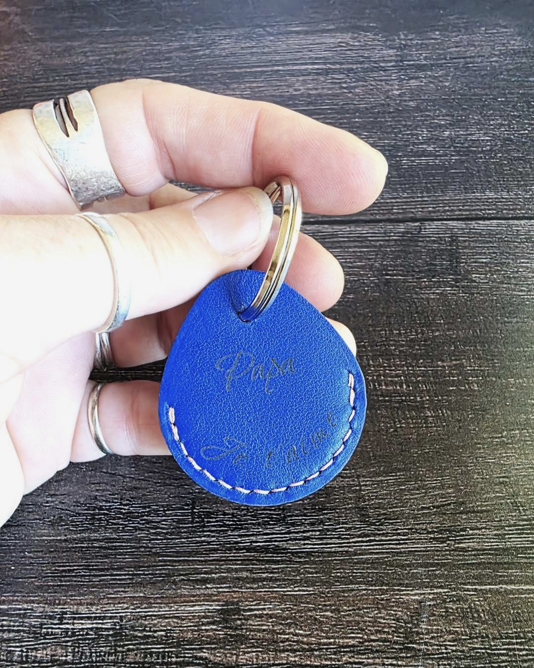 Porte-cle-en-cuir-personnalisable Porte clés en cuir bleu personnalisé avec papa je t'aime