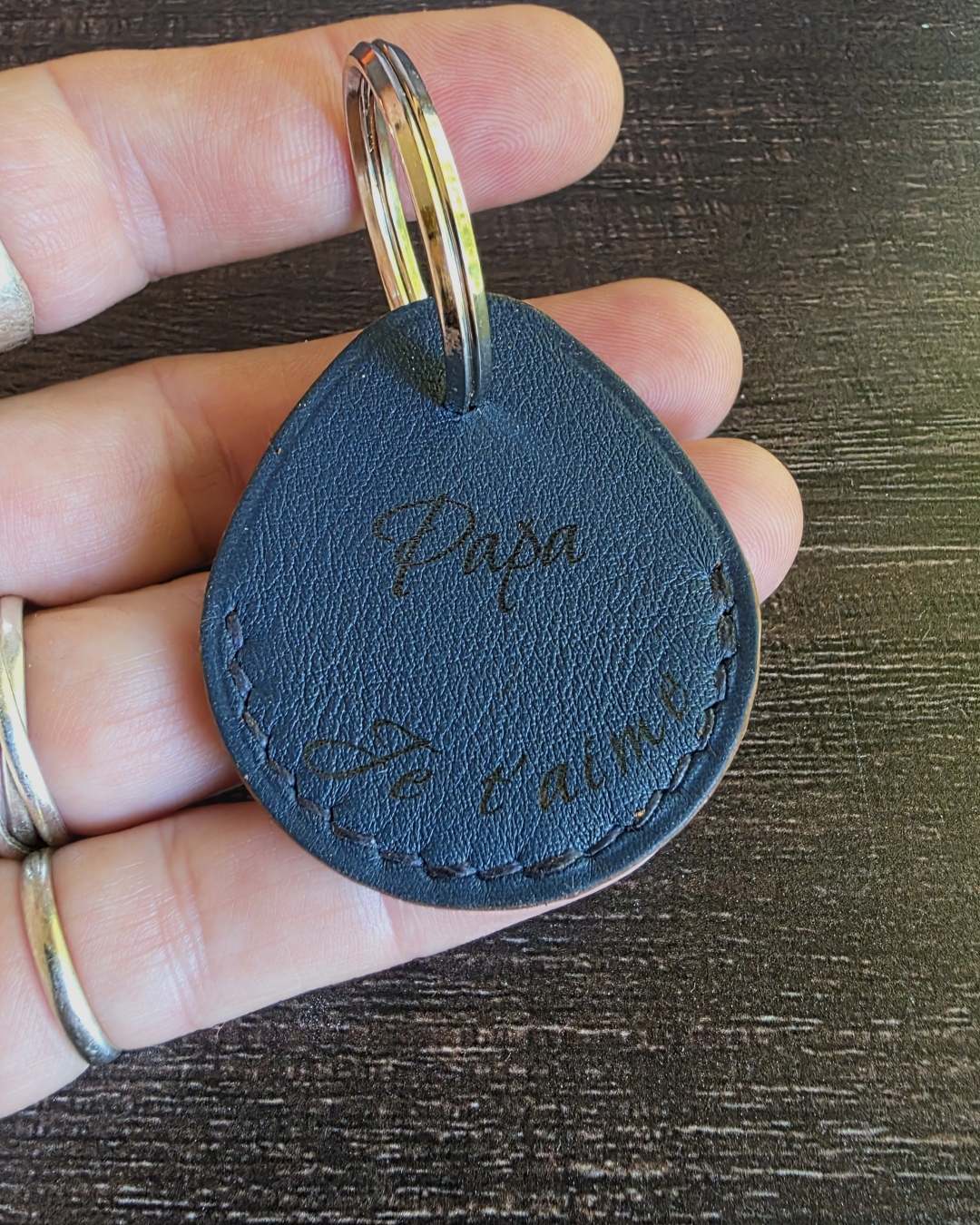 Porte-cle-fete-des-peres Porte clés en cuir bleu gravé je t'aime papa