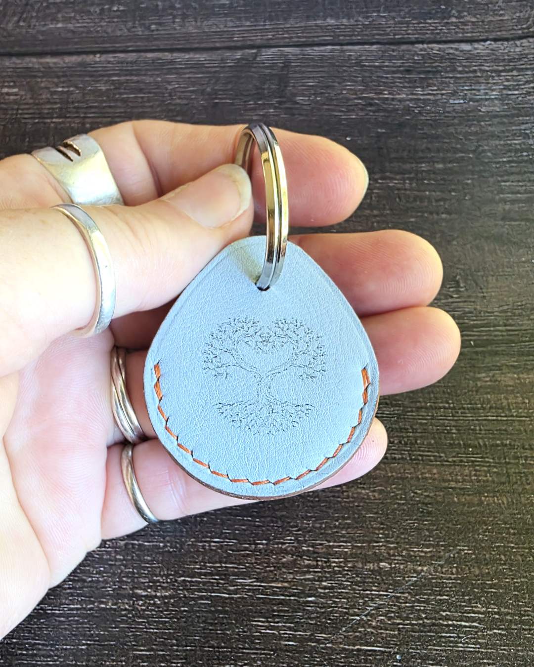 Porte-cle personnalise-en-cuir Porte clés personnalisé en cuir avec un arbre de vie gravé