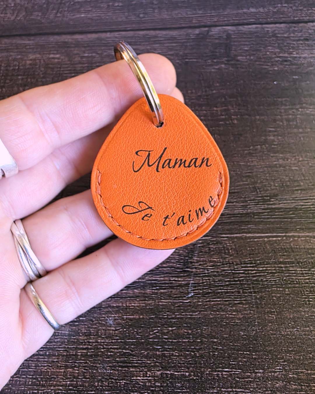 Porte-cle-personnalise Porte clés en cuir orange gravé avec maman je t'aime