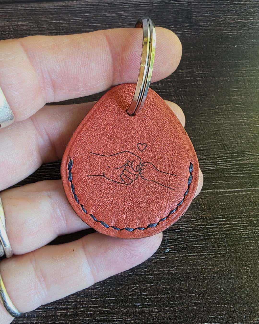Porte-cle-pour-les-papas Porte clés personnalisé en cuir corail avec deux mains qui se tchek