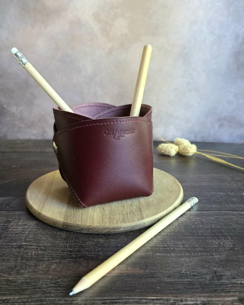 Pot à crayons en cuir pleine fleur prune cousu ton sur ton peut se mettre à plat dans la valise gràce à ses boutons pressions